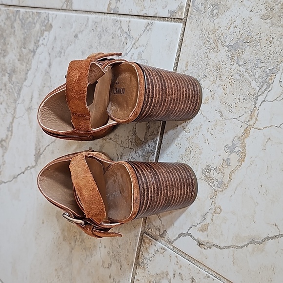 Kenneth Cole ladies cognac suede heels in 7.5. Very good condition - Picture 4 of 9